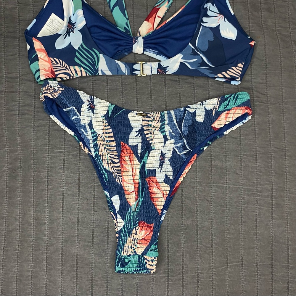 Hollister Floral Bikini 👙 Top + bottom - Picture 11 of 11